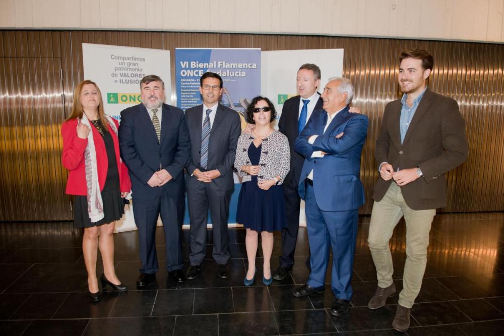 El alcalde de Granada y Calixto Sánchez con los representantes de la ONCE