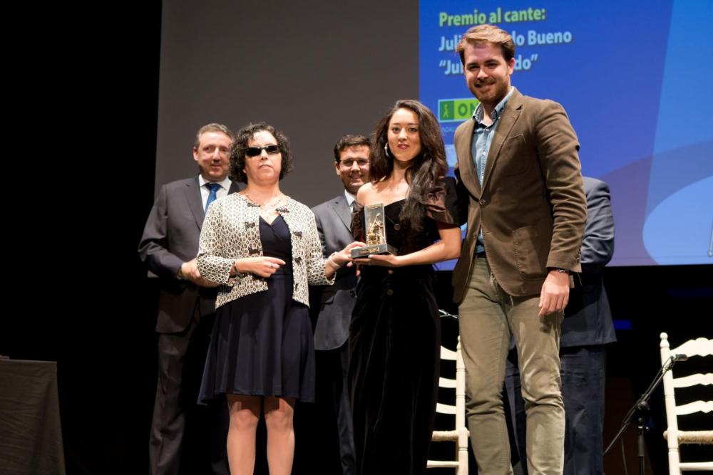 Entrega el premio a Julia Garrido