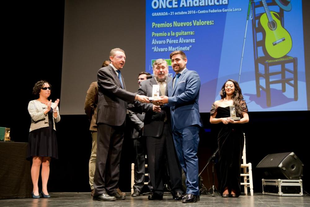 Entrega el premio a Álvaro Martinete