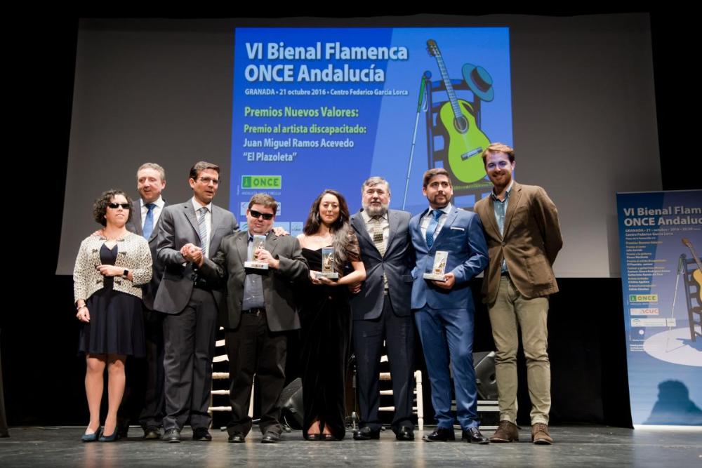 Foto de familia de los premiados