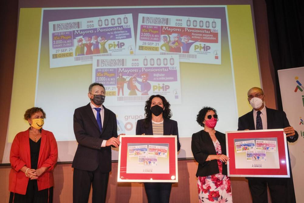 El delegado territorial y la presidenta del Consejo entregan la imagen de los cupones a la consejera de Igualdad