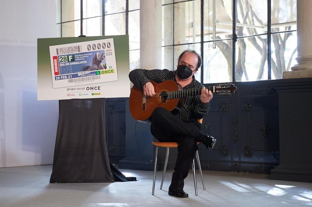 El guitarrista sevillano José Luis Scott acompañó a la guitarra la lectura del himno