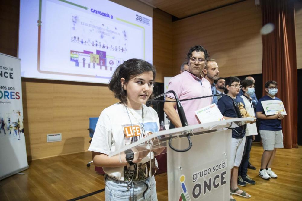 La alumna María Chica da las gracias a la ONCE por el premio en nombre de sus compañeros