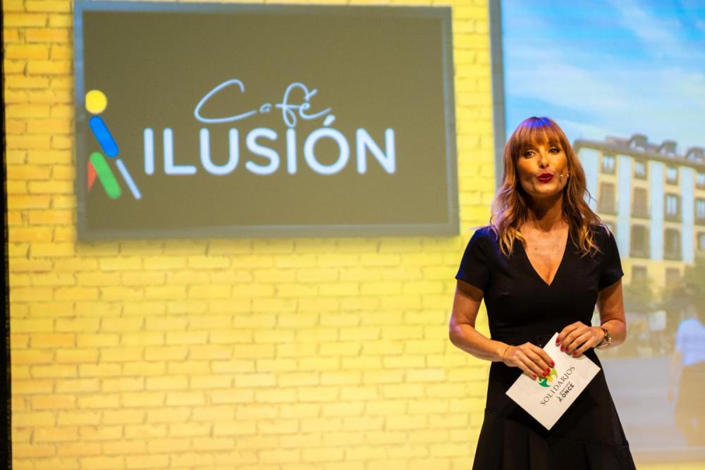 La presentadora del TeleCupón, Laura Ferrer, conductora de la Gala inicia el acto