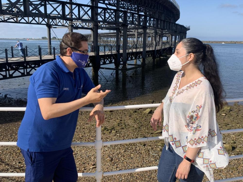Los voluntarios de personas sordociegas en Huelva David de Jesús Núñez y Alicia Vaquero
