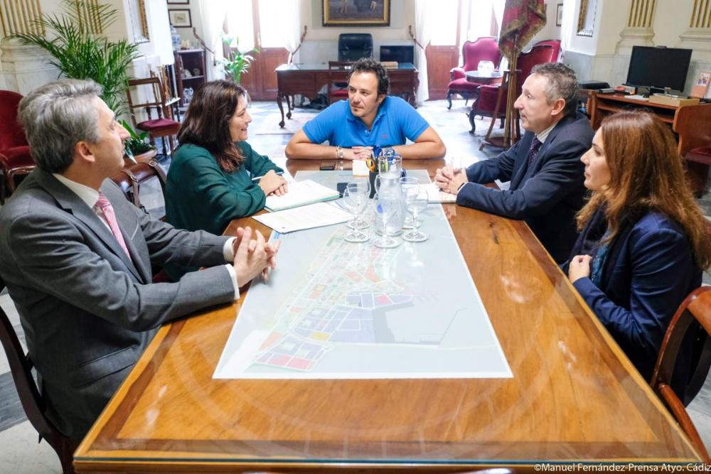 Otro momento de la reunión en el despacho de Alcaldía