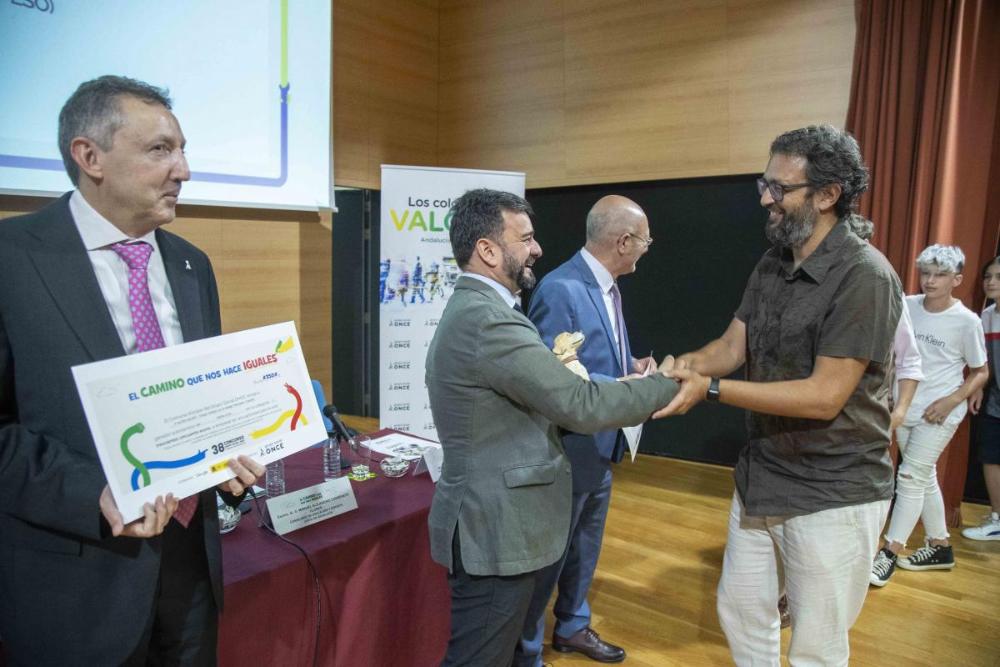 El coordinador de la categoría C recibe el premio de manos de Cardenete
