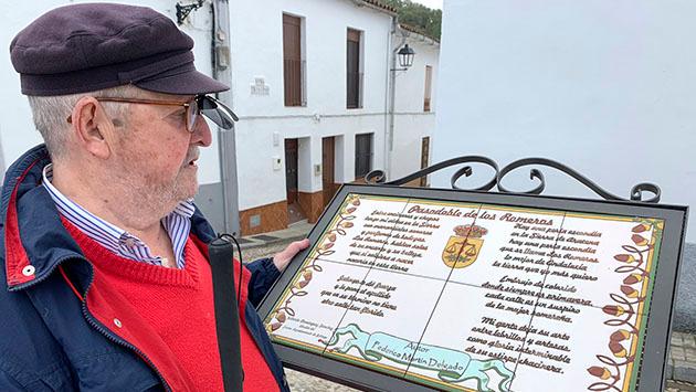 El delegado territorial entrega un cuadro con el cupón de la Bienal al primer teniente de alcalde de Sevilla y al director de la Bienal