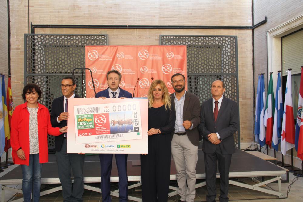 Los representantes del colectivo LGTBI en Andalucía posan con el cupón del WorldPride Madrid