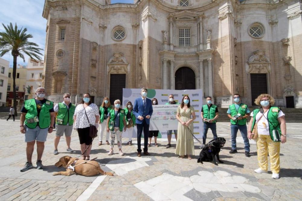 Los vendedores gaditanos de la ONCE, protagonistas en la presentación de los cupones que suponen la vuelta a la actividad comecial