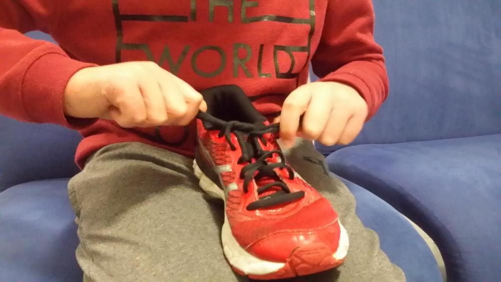 Atarse los cordones constituye un ejercicio clásico para ganar en autonomía personal