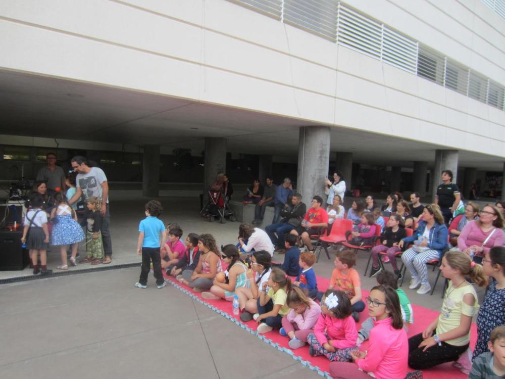 Actuación del taller de música en el patio del CRE de Sevilla
