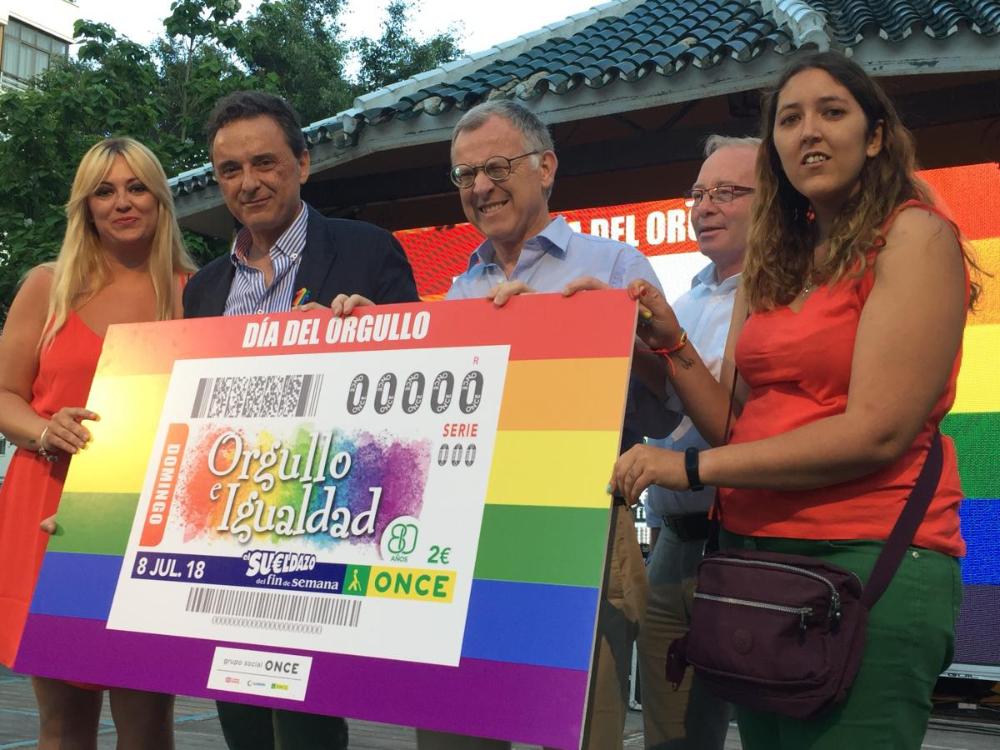 El alcalde de Torremolinos y el director de la ONCE en Málaga presentaron el cupón en la primera fiesta del Orgullo de Andalucía
