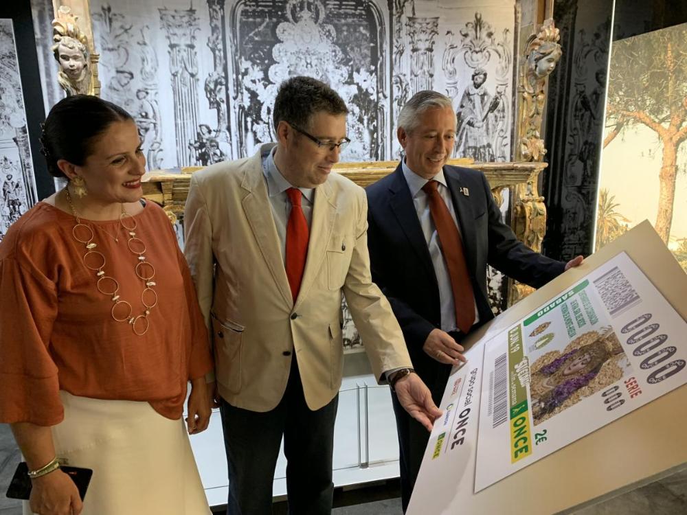 José Antonio Toledo muestra el cupón a Juan Ignacio Reales y Rocío Espinosa en la sede del Tesoro del Rocío