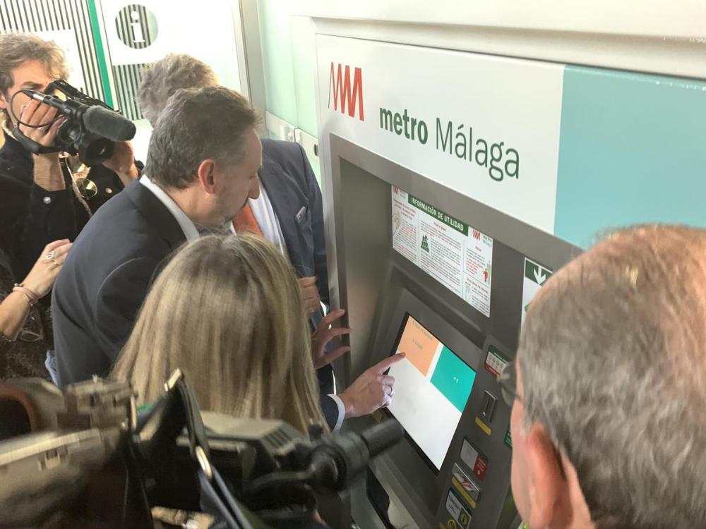 El delegado territorial de la ONCE comprueba el funcionamiento de la pantalla de compra de billetes