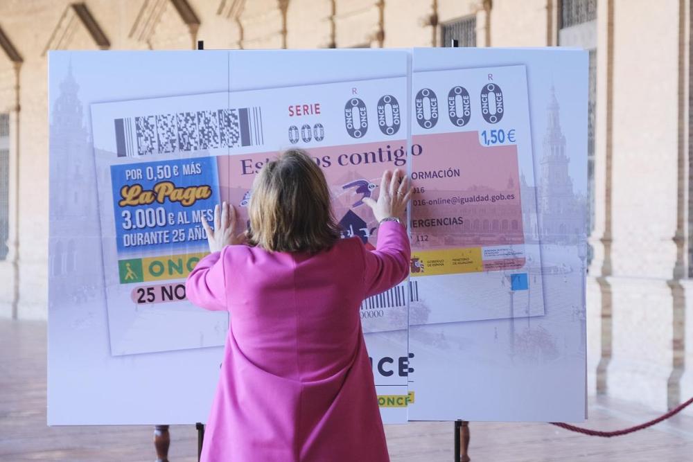 La delegada del Gobierno en Andalucía completa la composición del puzle con la imagen del cupón del 25 de noviembre