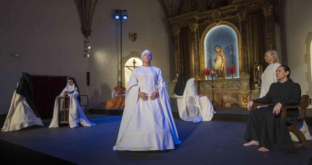 La sobriedad se apoderó de los rostros de las actrices durante su representación
