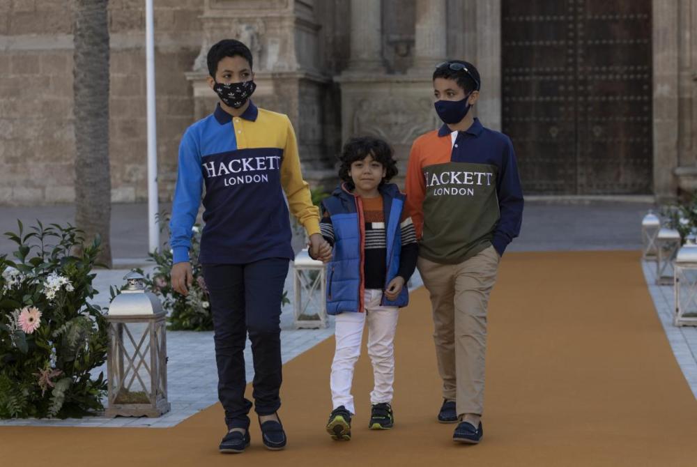 Amine Nouri, afiliado a la ONCE (a la derecha), durante el desfile