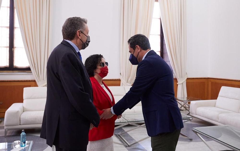 El jefe del Ejecutivo autonómico saluda a la presidenta del Consejo Territorial de la ONCE 
