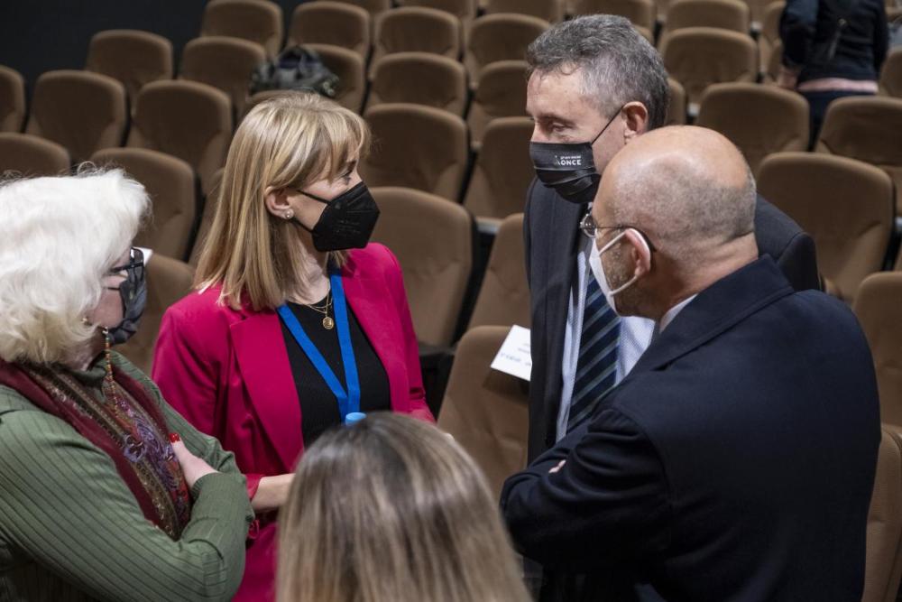 El delegado territorial de la ONCE conversa con la jefa del Departamento de Autonomía Personal de la ONCE, Elena Lanero 