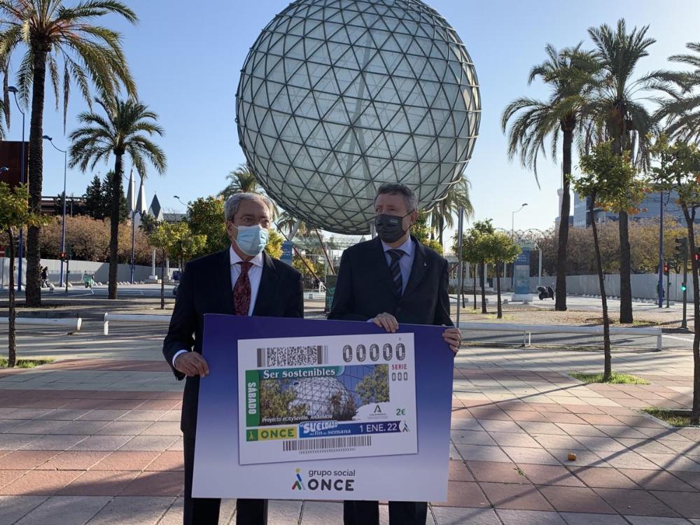 Rogelio Velasco y Cristóbal Martínez muestran la imagen del cupón de la ONCE del 1 de enero