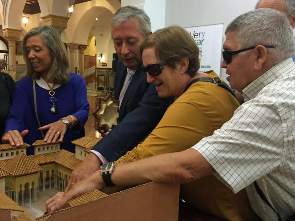 Los afiliados recorren con sus manos las maquetas expuestas