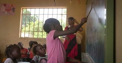 La aportación de la ONCE se destina prioritariamente a uniformes y material escolar