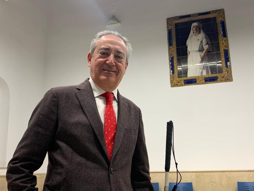 Juan José Rivero en el interior del hospital bajo el cuadro de la Reina Victoria Eugenia vestida de enfermera de Cruz Roja