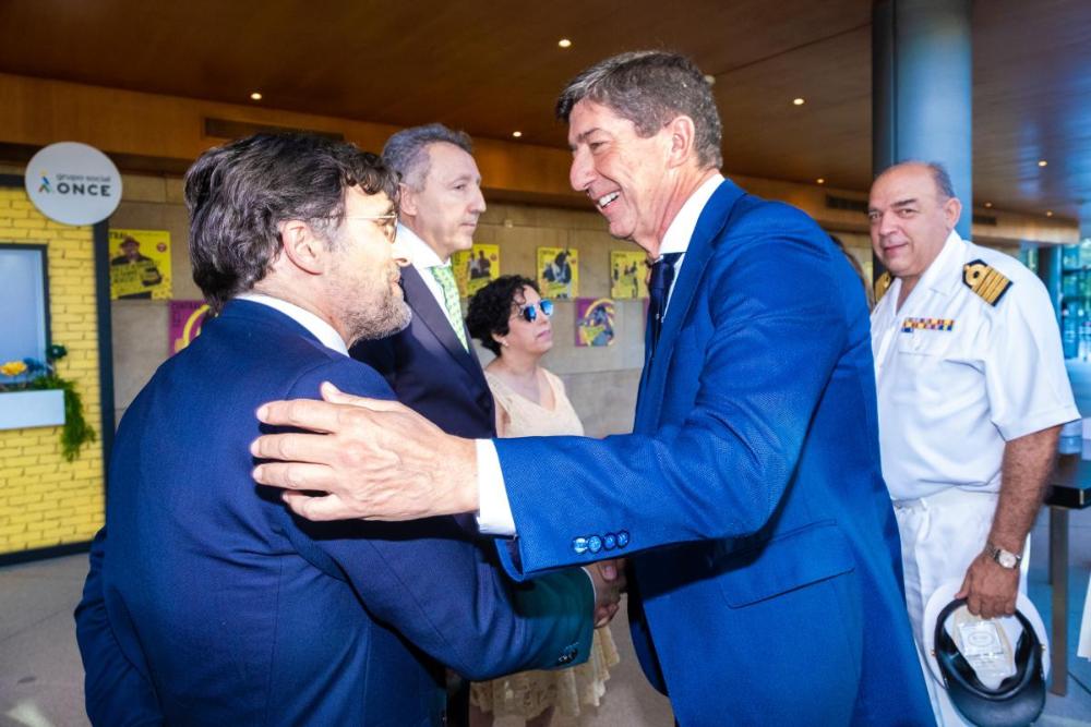 El vicepresidente de la Junta en funciones saluda al vicepresidente de Fundación ONCE