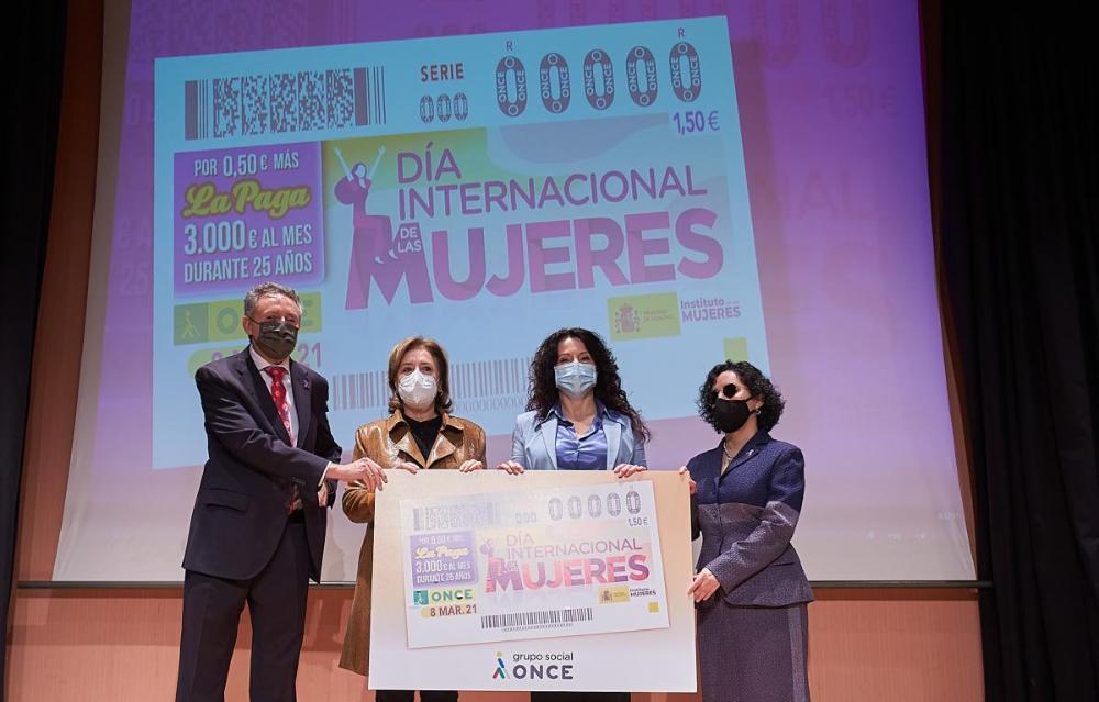 Posado gráfico tras finalizar el acto con la imagen del cupón del 8 de marzo