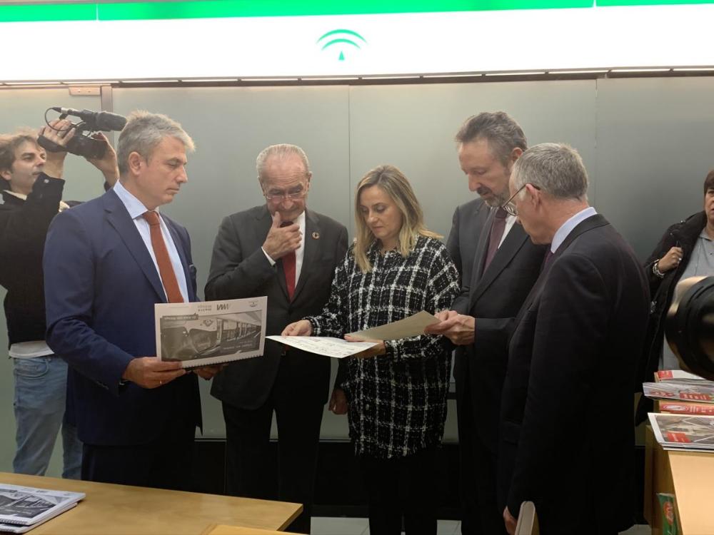 La consejera de Fomento comprueba las publicaciones editadas en braille para el centro de atención al visitante