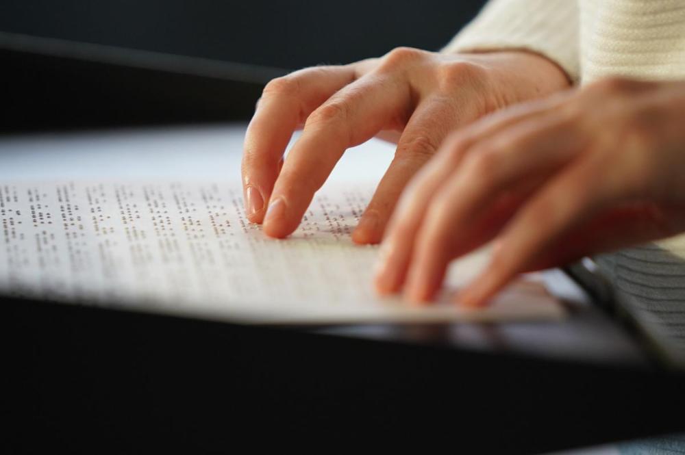 Lectura en braille del Estatuto de Autonomía andaluz, por parte de Mariam Martínez