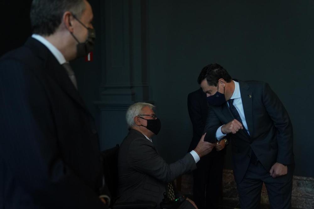 El presidente de la Junta de Andalucía saluda al presidente del CERMI-A junto al delegado territorial de la ONCE