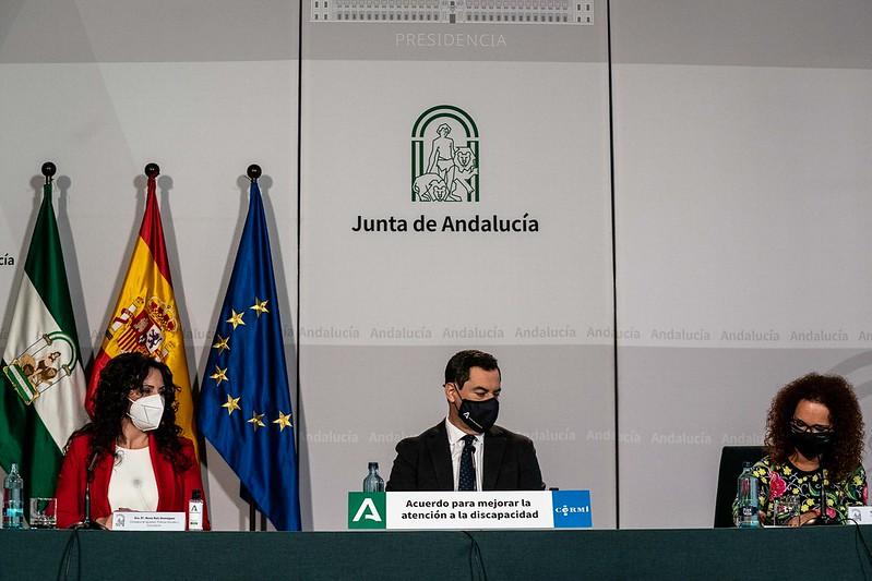 Momento de la firma del nuevo acuerdo Junta-CERMI-A