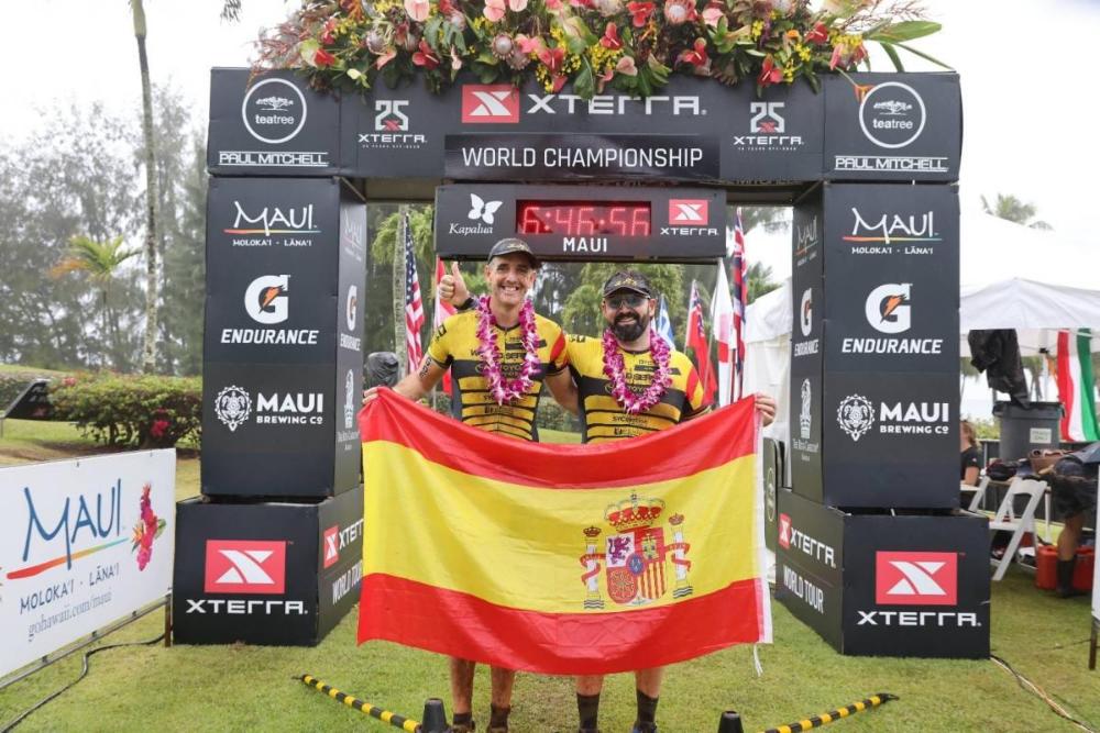 Candón, con su guía Jonathan Macías, en la meta del Campeonato Mundial de XTERRA: "No le temo a nada", dice