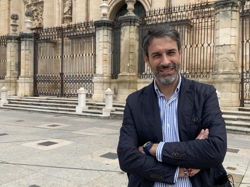 Luis de Torres en la plaza de la Catedral de Jaén