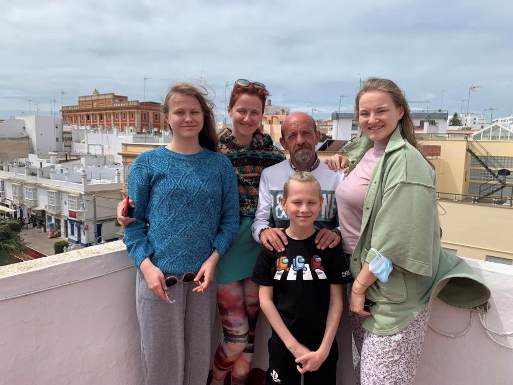 José posa sonriente con los nuevos componentes de su familia ucraniana