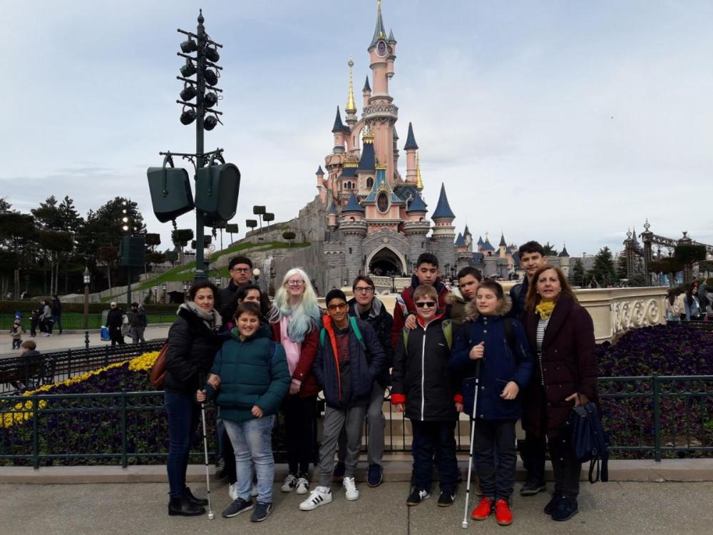Visita obligada a Eurodisney y foto de familia junto al castillo