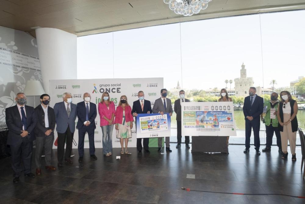 Foto de familia de los participantes en la presentación en torno al cupón