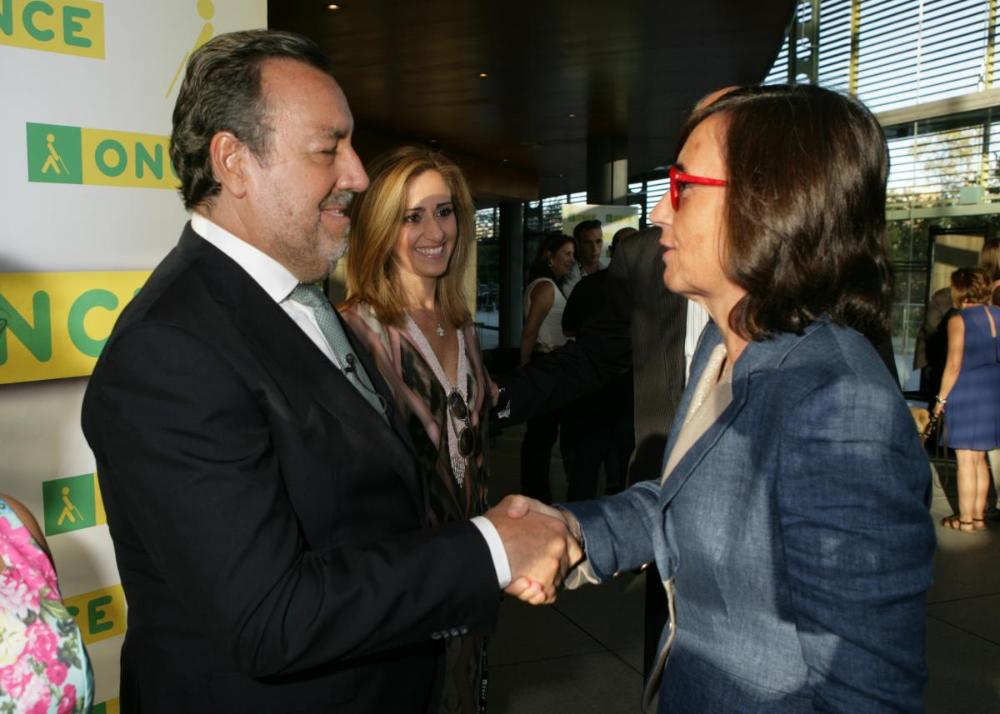 Rosa Aguilar, consejera de Justicia de la Junta de Andalucía, saluda a Miguel Carballeda