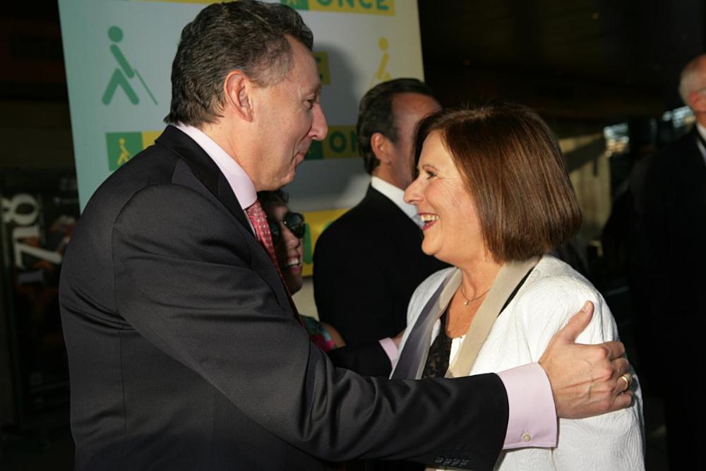 El delegado territorial de la ONCE, Cristóbal Martínez, saluda a la consejera de Igualdad y Políticas Sociales de la Junta de Andalucía, María José Sánchez Rubio