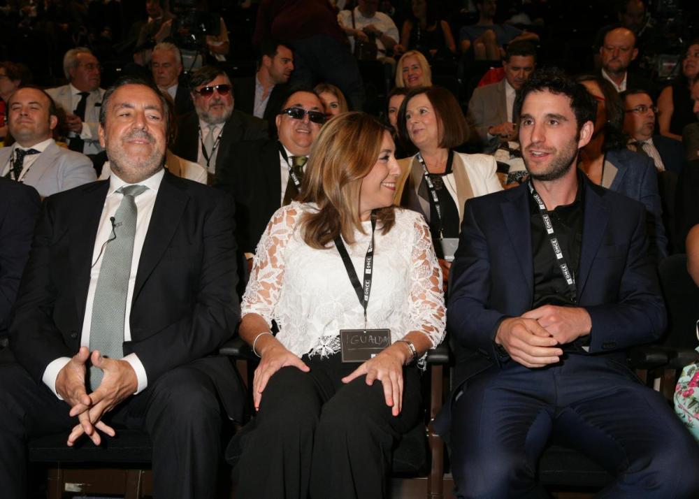 Susana Díaz conversa con Dani Rovira y Miguel Carballeda sentados en primera fila 