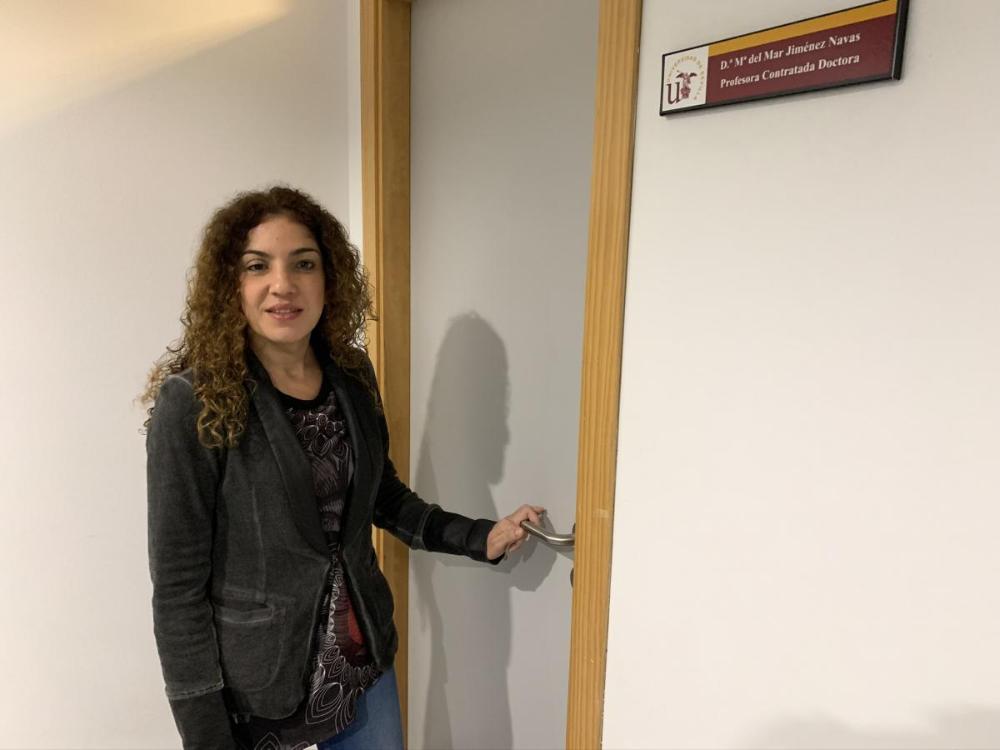 María del Mar JIménez en la entrada a su despacho de la Facultad de Derecho