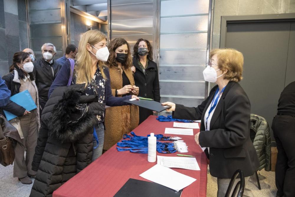 Recogida de acreditaciones a la llegada de los participantes al CRE de Sevilla