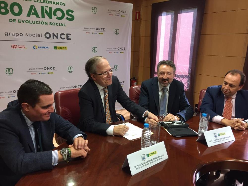El presidente del Ateneo expresó en todo momento su gratitud y cariño hacia la ONCE