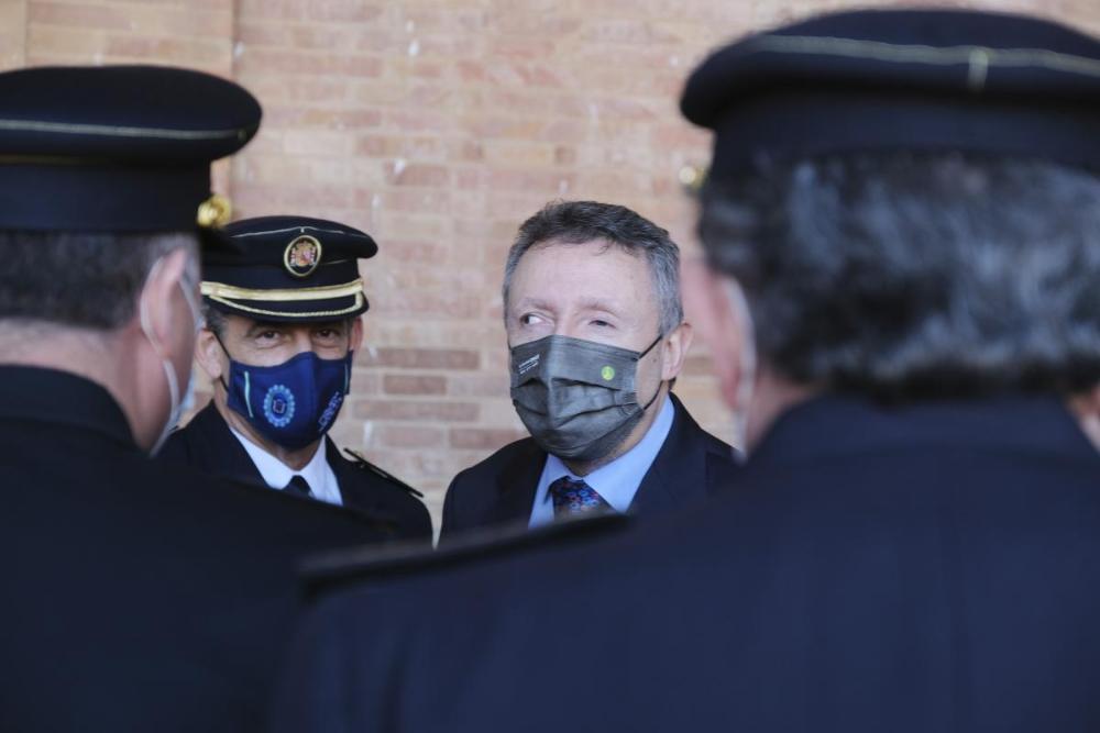 El delegado territorial conversa con autoridades policiales tras la finalización del acto
