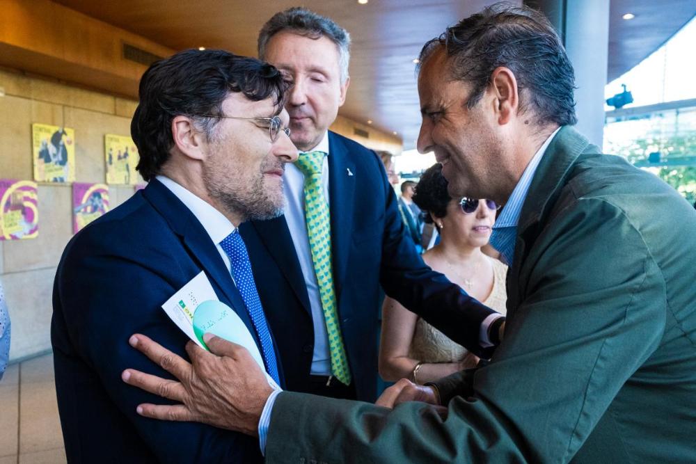 El director general de la RTVA, Juande Mellado, saluda al vicepresidente de la ONCE