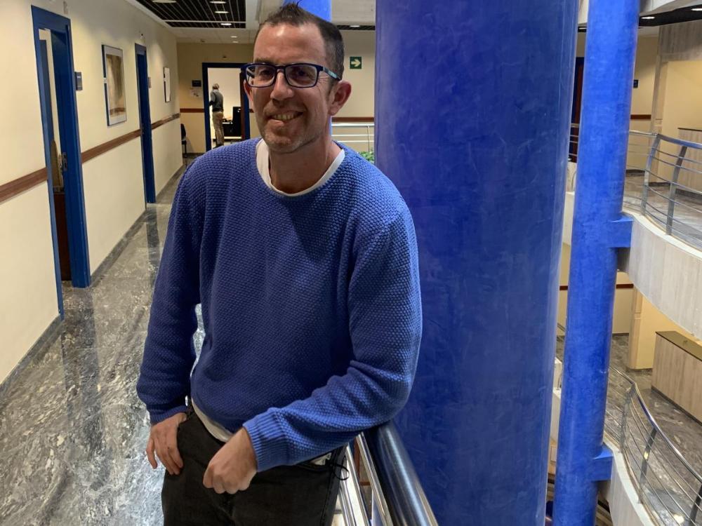 Felipe Gutiérrez, en la sede de la ONCE de Málaga, asegura que para viajar "los complejos hay que guardárselos"