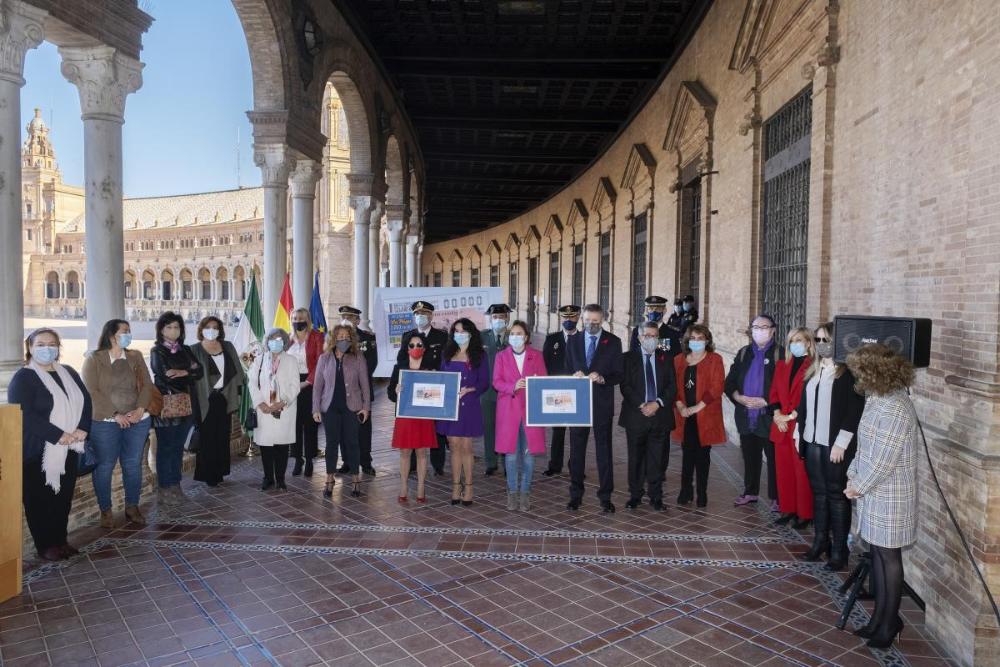 Foto de familia de los asistentes al acto
