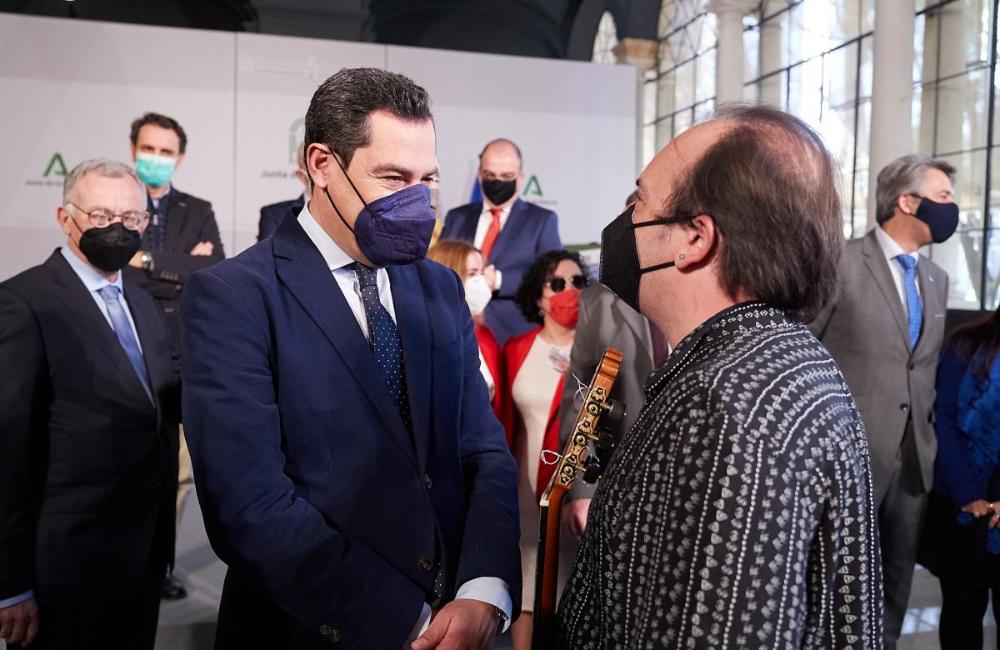 Juanma Moreno felicitó también al guitarrista José Luis Scott